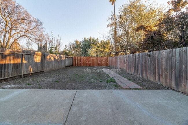 Building Photo - 7409 Village Green Dr