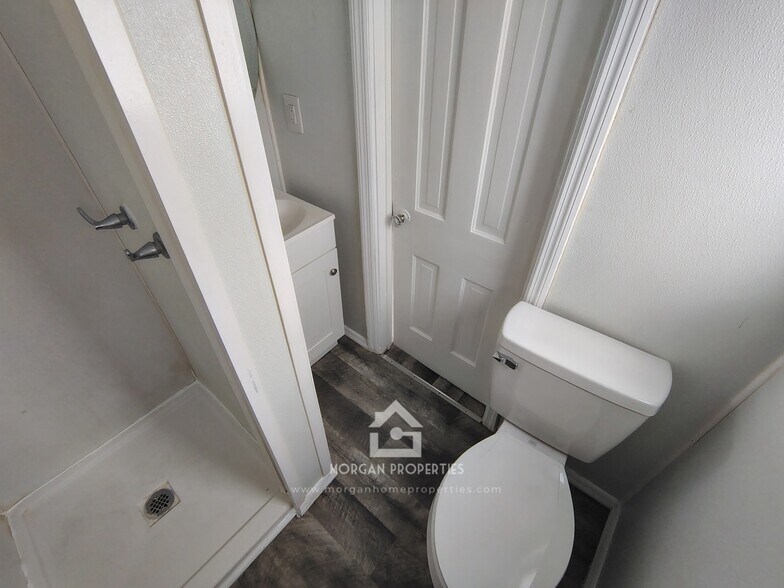 Building Photo - 725 W 8th St