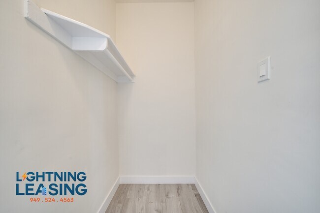 Building Photo - 402 N Coronado St