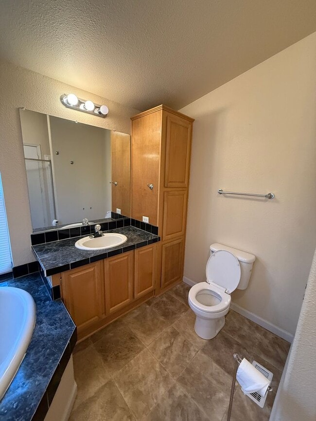 Building Photo - Don’t miss out on this great home