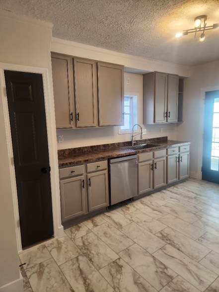 Building Photo - 145 N Main St