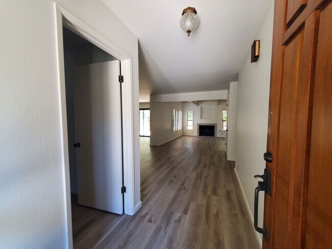 Building Photo - 4 Bedroom 2 Bathroom in Northgate, Walnut Creek!!