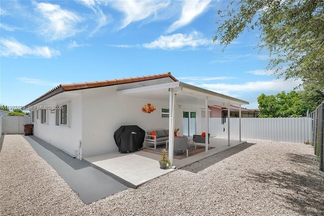 Building Photo - 895 W 39th Pl