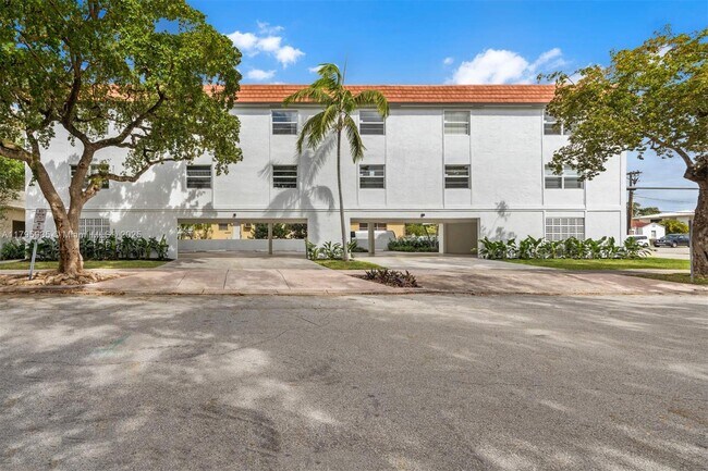 Building Photo - 1114 Douglas Rd