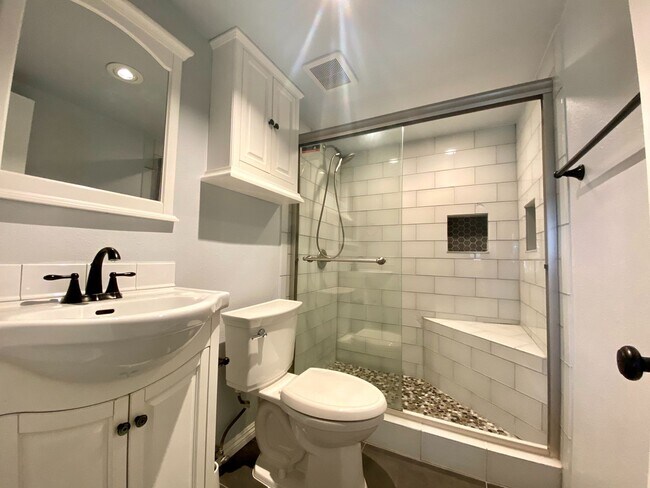 Building Photo - Welcome Home! Upgraded 2 Bedroom, 2.5 Bath...