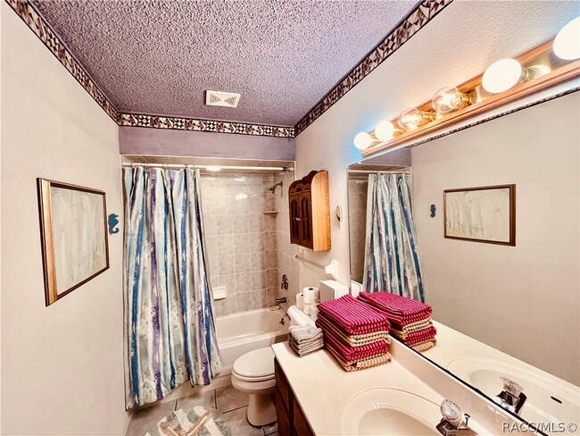 Building Photo - 801 N Country Club Dr