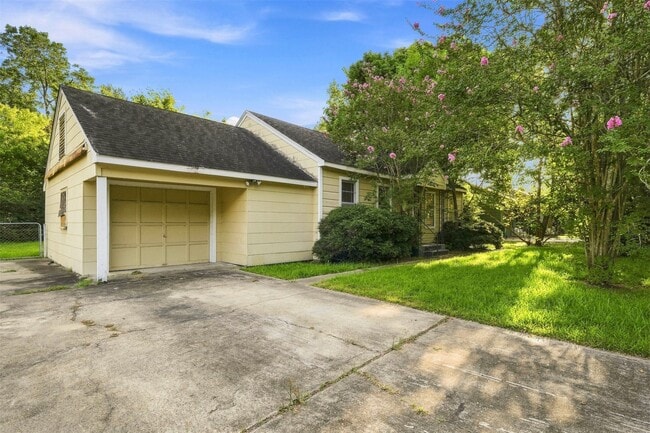 Building Photo - 1914 Oaklawn Dr