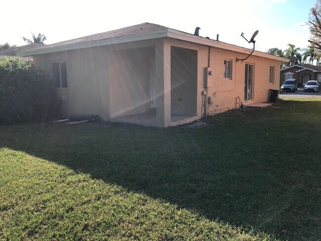 Building Photo - 917 SW 8th Pl