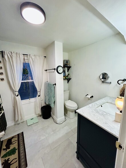 2nd Floor Master Bathroom - 5855 N Austin Ave