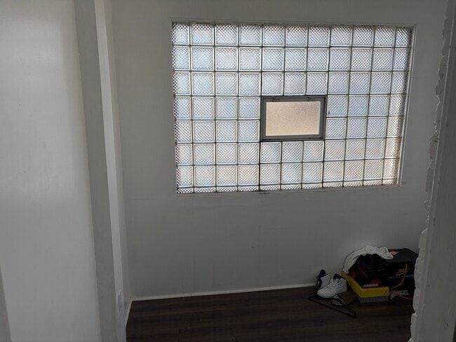 Building Photo - 10226 S Vernon Ave