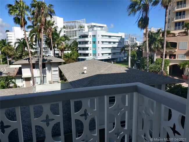 Building Photo - 9700 W Bay Harbor Dr