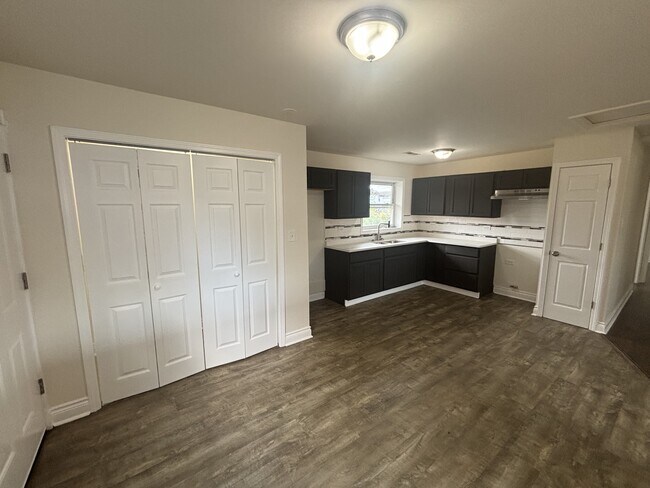 Building Photo - 2059 Roosevelt Pl