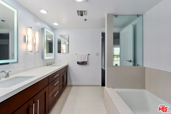 Building Photo - 10660 Wilshire Blvd