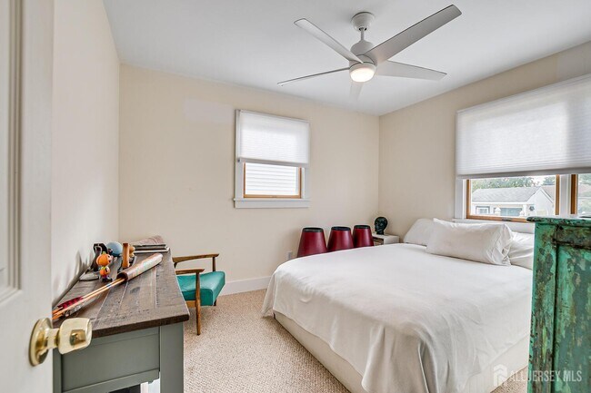 Building Photo - 1331 Sunset Ave