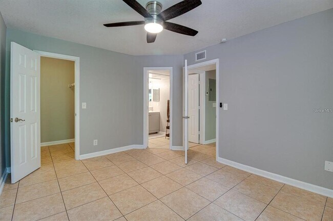 Building Photo - 415 Lakepointe Dr