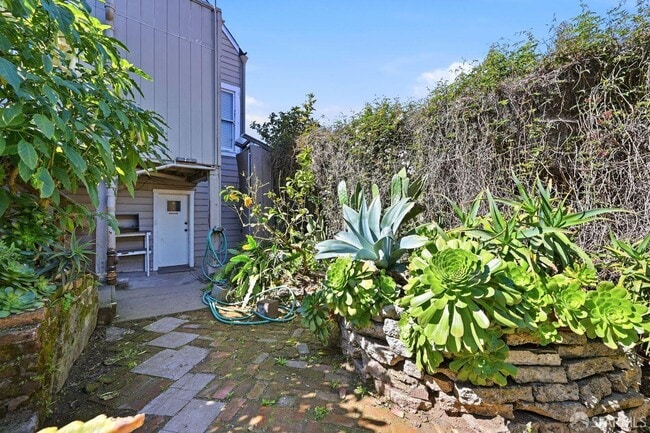 Building Photo - 1529 Hampshire St