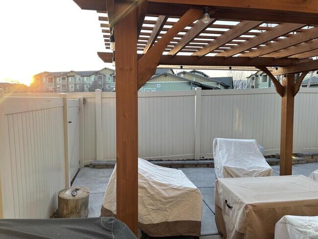 Building Photo - 1227 SilverCrest Dr