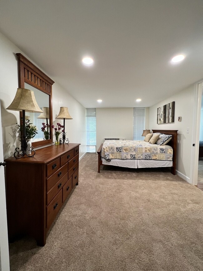 Building Photo - 1727 S Hawthorne Rd