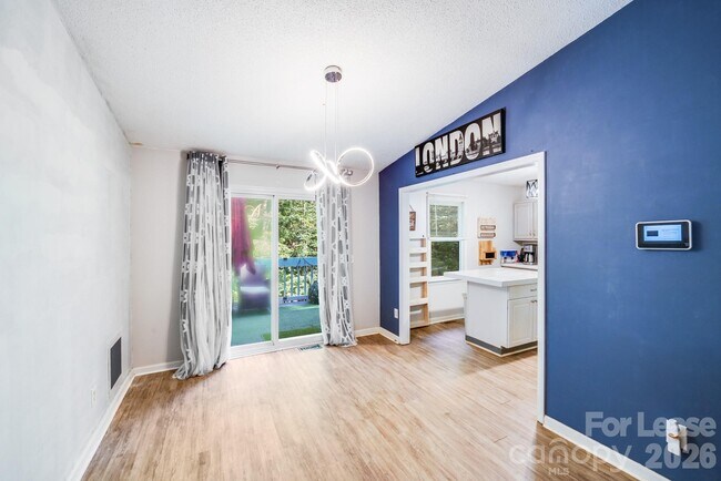 Building Photo - 2116 Bon Villa Way