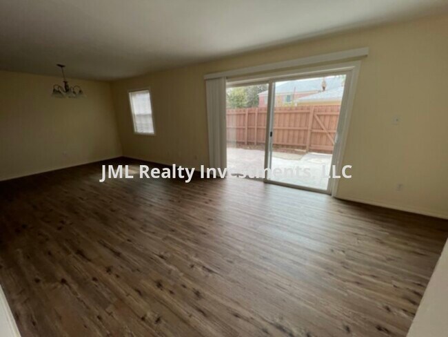 Building Photo - 1 bedroom Condo with Lake access and a private fenced yard for rent.