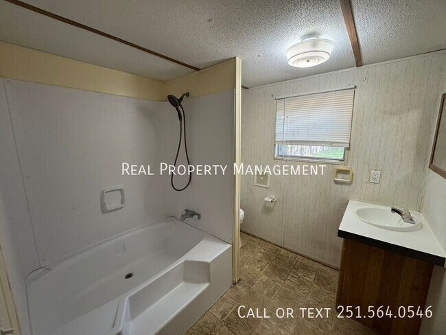 Building Photo - 3101 Western Hills Dr W