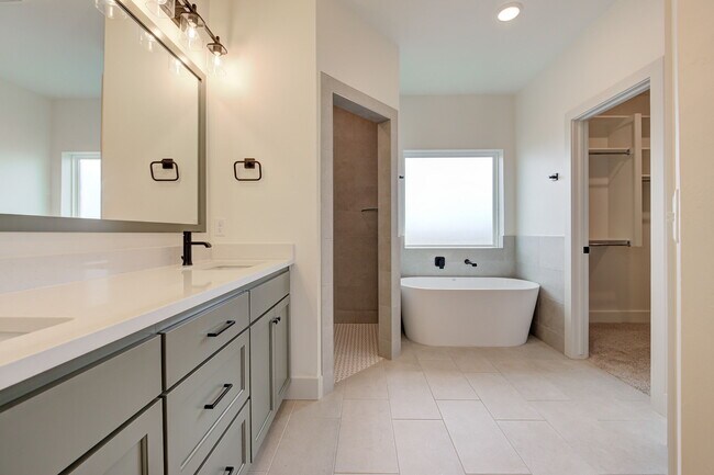 Building Photo - 2116 Josslyn Pl