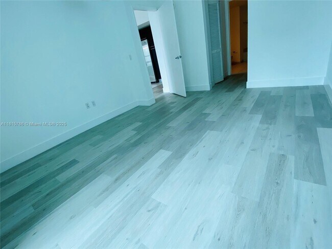 Building Photo - 950 Brickell Bay Dr