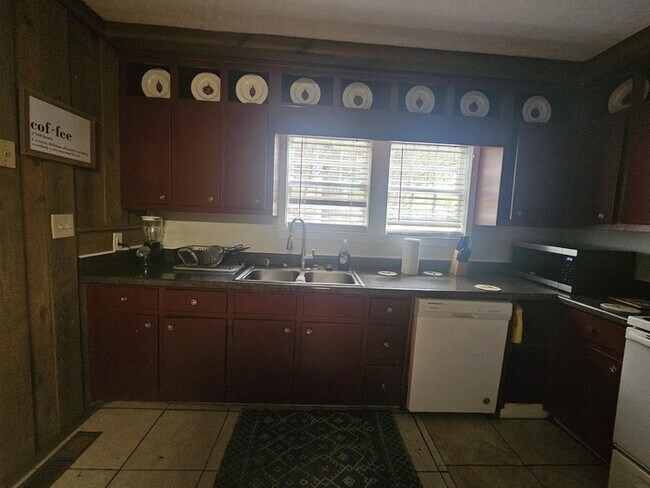 Building Photo - Furnished Three Bedroom Ranch Home