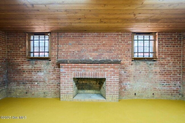 Building Photo - 300 Dogwood Ln