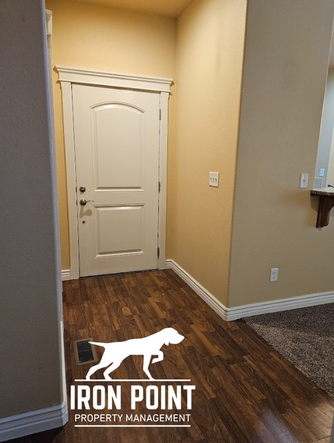 Building Photo - 3/2.5 in Boise-2 Car Garage, Fireplace, Vaulted Ceilings, Landscaping Included.