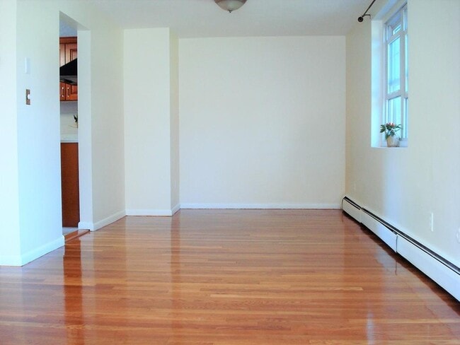 Dining area - 100 Emerson Gardens Rd