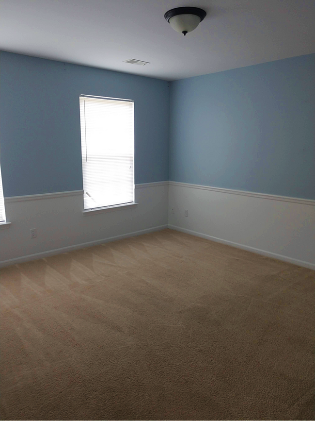 Building Photo - Upper Condo in Woodside Meadows
