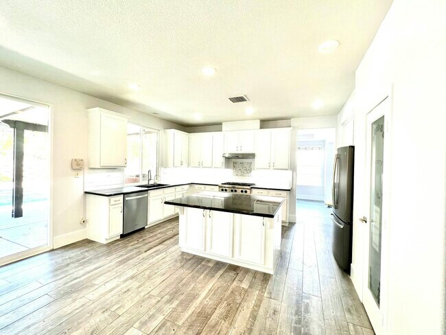 Building Photo - 23990 Hollingsworth Dr