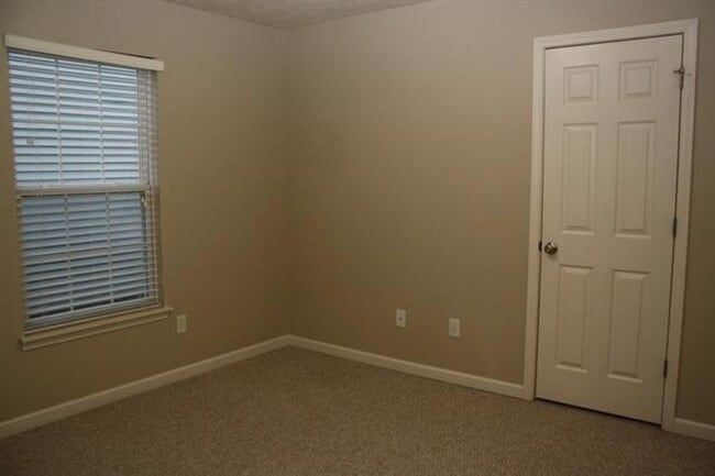 Building Photo - CUTE 3 BEDROOM IN COLONY PINES
