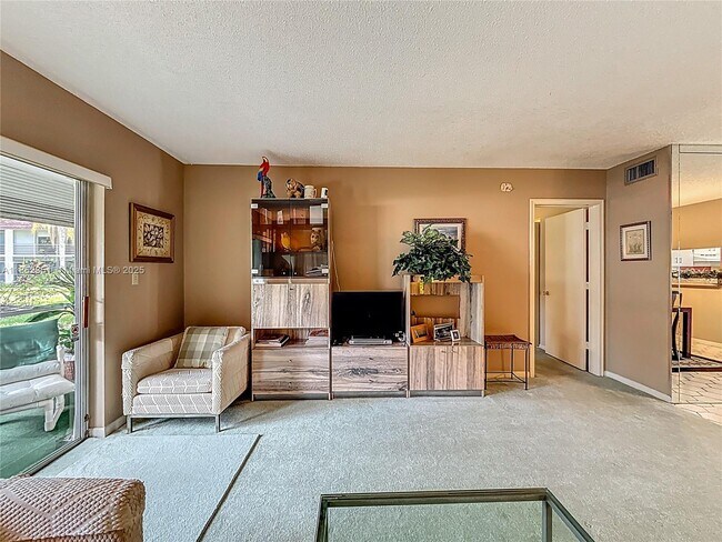 Building Photo - 3501 Inverrary Dr