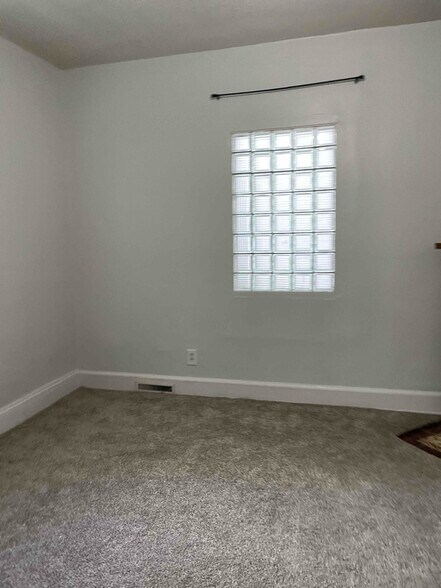 Building Photo - 1205 E 4th St