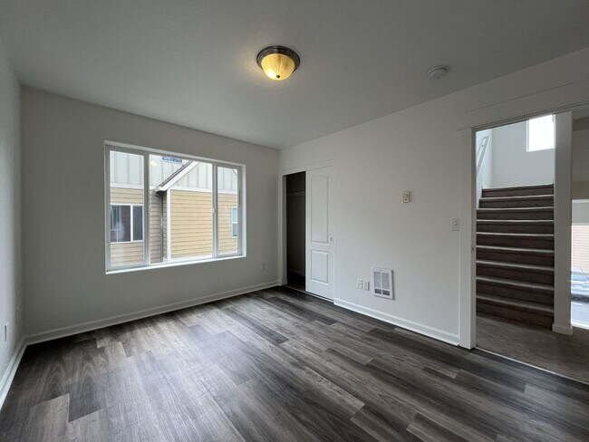 Building Photo - Bright End-Unit Townhouse with a Loft & Covered Patio
