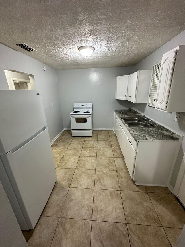 Building Photo - 1632 8th St W