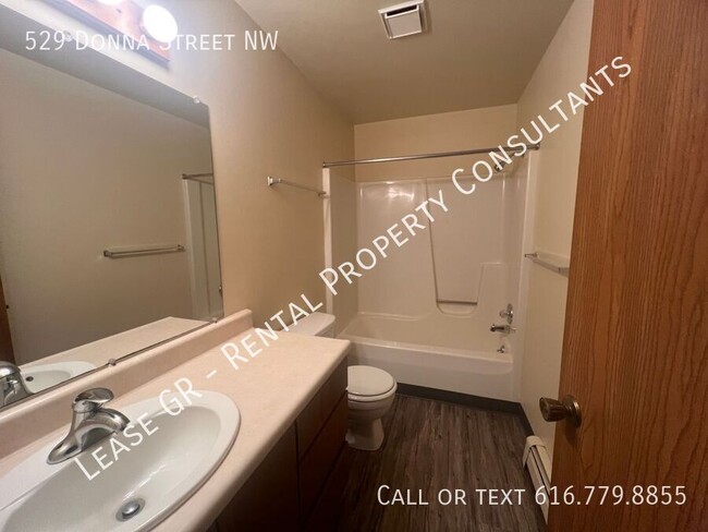 Building Photo - Spacious Two Bedroom Upper Apartment with ...