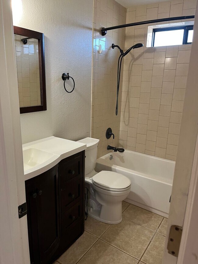 Building Photo - Modern, updated 3B/2B with fenced yard and sun room in Cottonwood