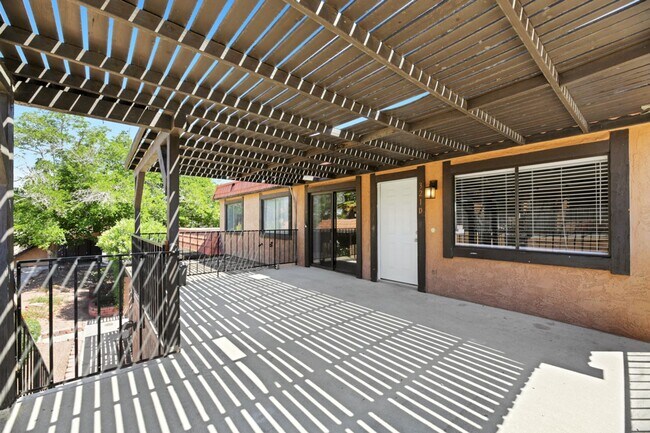 Building Photo - Cute 2 bedroom condo