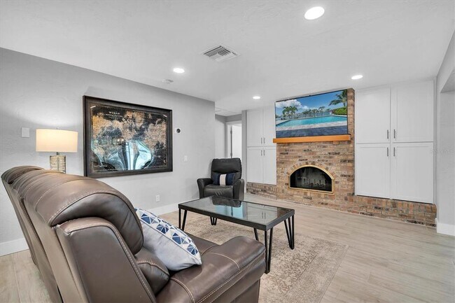 Building Photo - 6440 3rd Palm Point