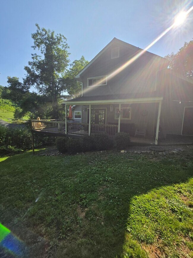 Building Photo - This charming 3-bedroom, 2-bathroom home o...