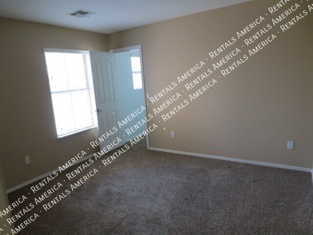 Building Photo - 1281 E Clifton Ave