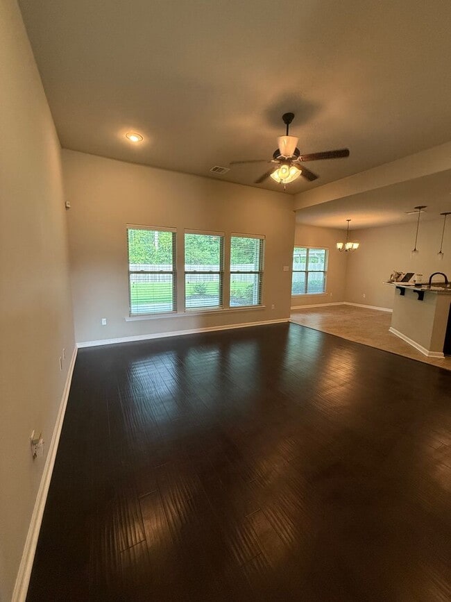Building Photo - 3 BEDROOM IN FABULOUS NEIGHBORHOOD!