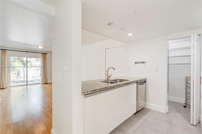 Building Photo - 7541 SW 61st Ave