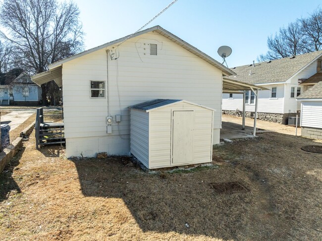 Building Photo - Freshly Updated 3 Bedroom House