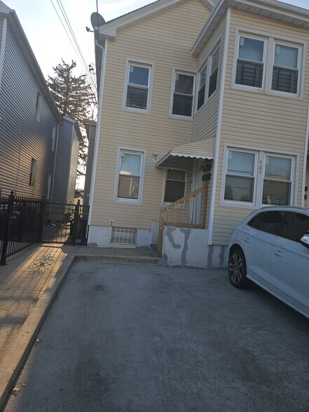 Building Photo - 462 S 7th Ave