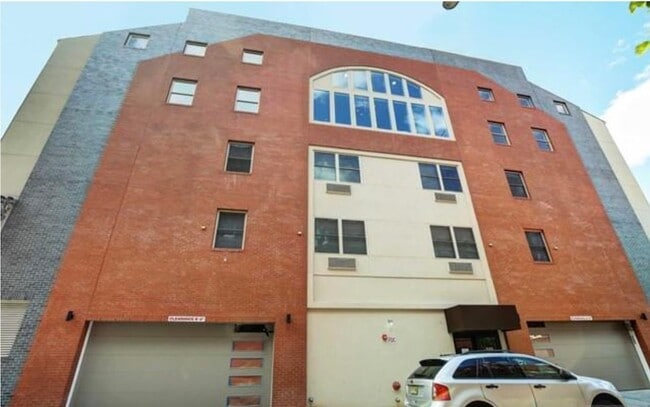 Building Photo - 545 39th St