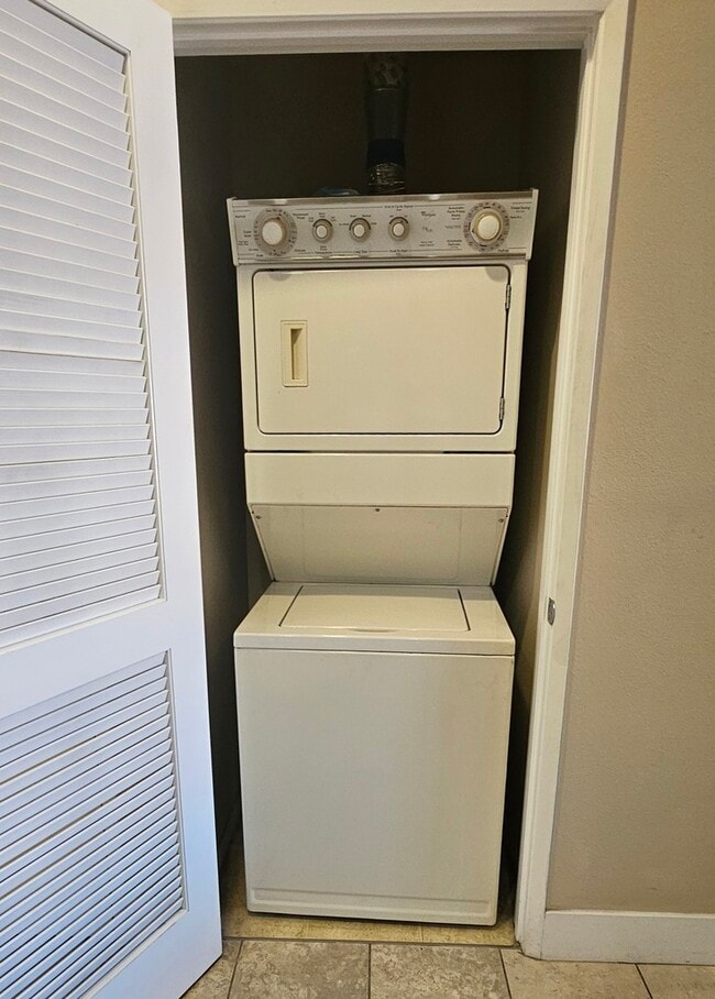 Building Photo - 445 Island Ave